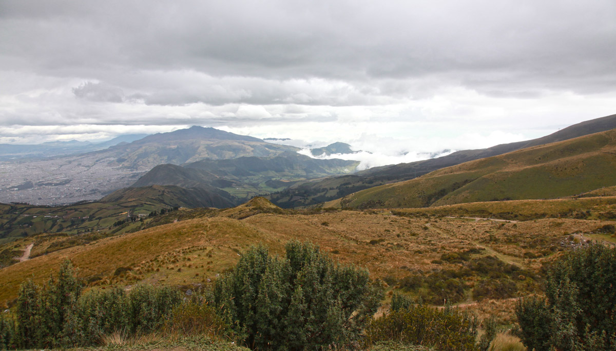 Uitzicht vanaf 4050 meter over de omgeving van Quito vanaf de Cruz de Loma